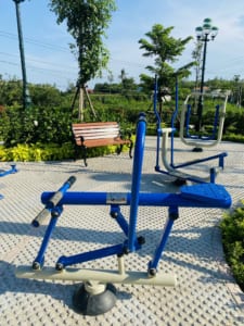 Lắp đặt thiết bị thể thao ngoài trời trong công viên